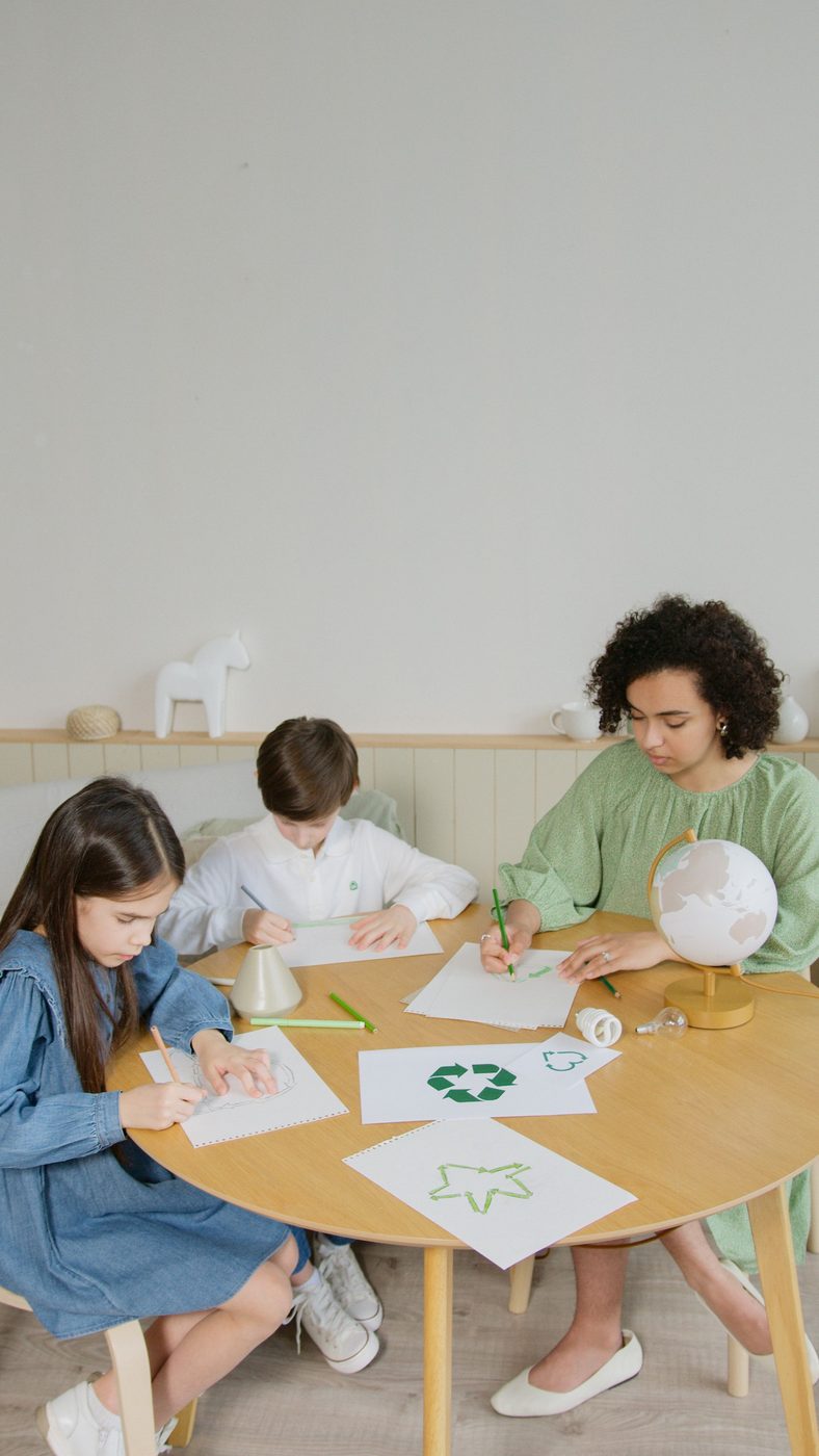 Niñas y niños creando en las colonias de arte y creatividad